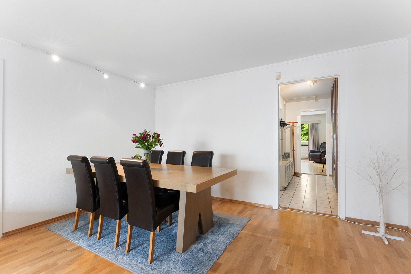 God plass til sofa- og spisegruppe. Galleribilde