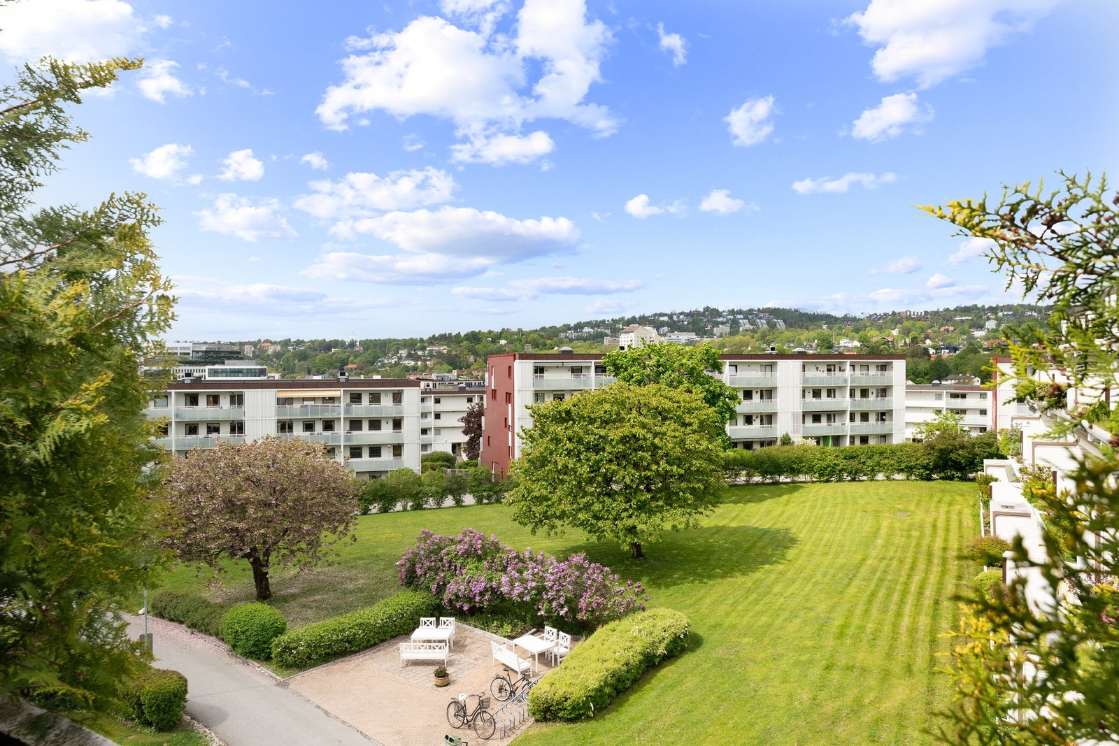 Herlig utsikt over sameiets pent opparbeide fellesarealer fra balkongen. Galleribilde