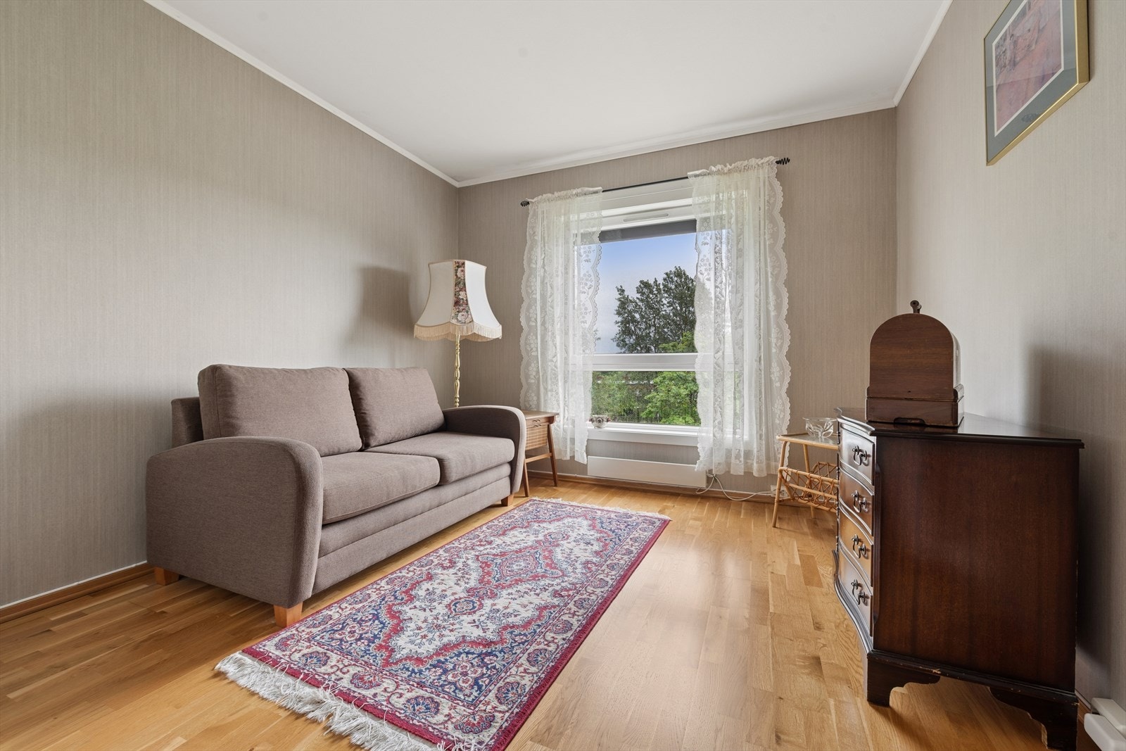 Soverom 2 har også god størrelse med god plass for dobbeltseng med tilhørende nattbord og garderobeløsning Galleribilde