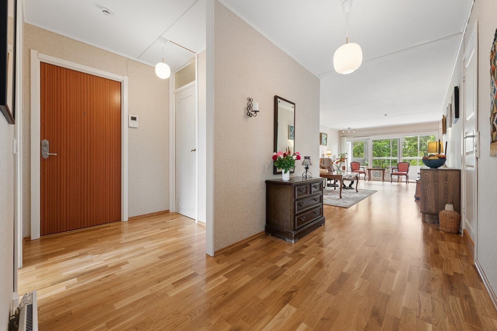 Velkommen inn! Entreen er pent innredet med parkett på gulv, og det er rikelig med oppbevaringsplass i innvendig bod i direkte tilknytning til entreen Galleribilde
