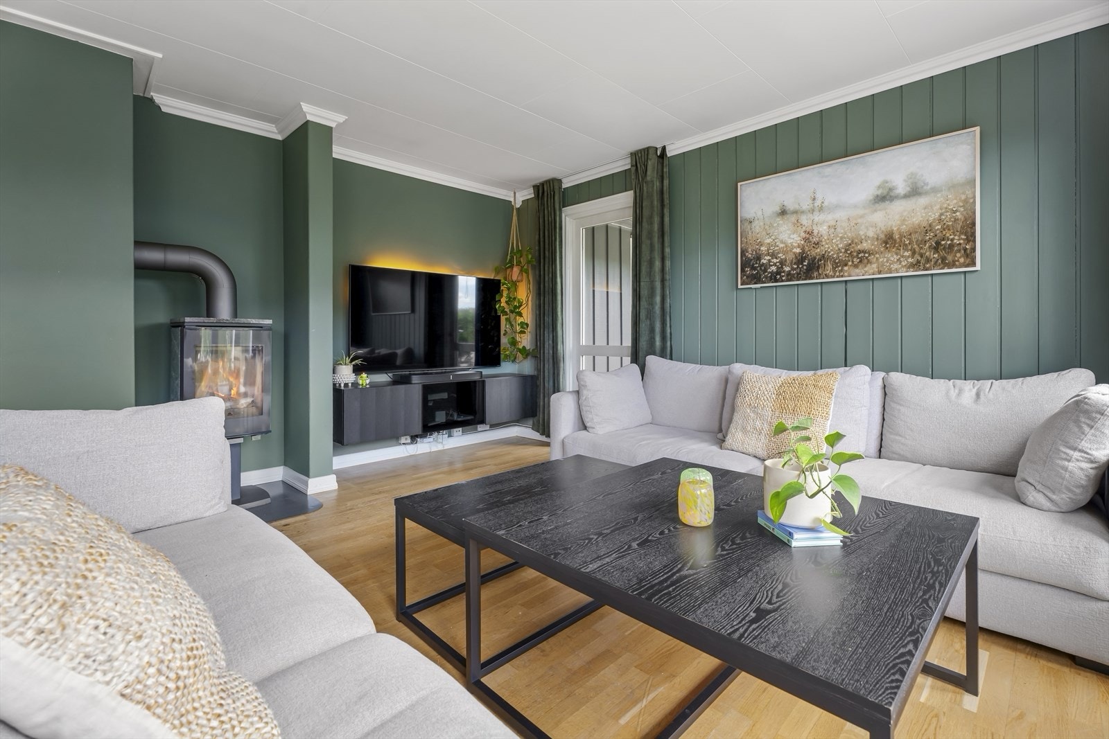 Koselig TV-krok og utgang til terrasse/platting. Galleribilde