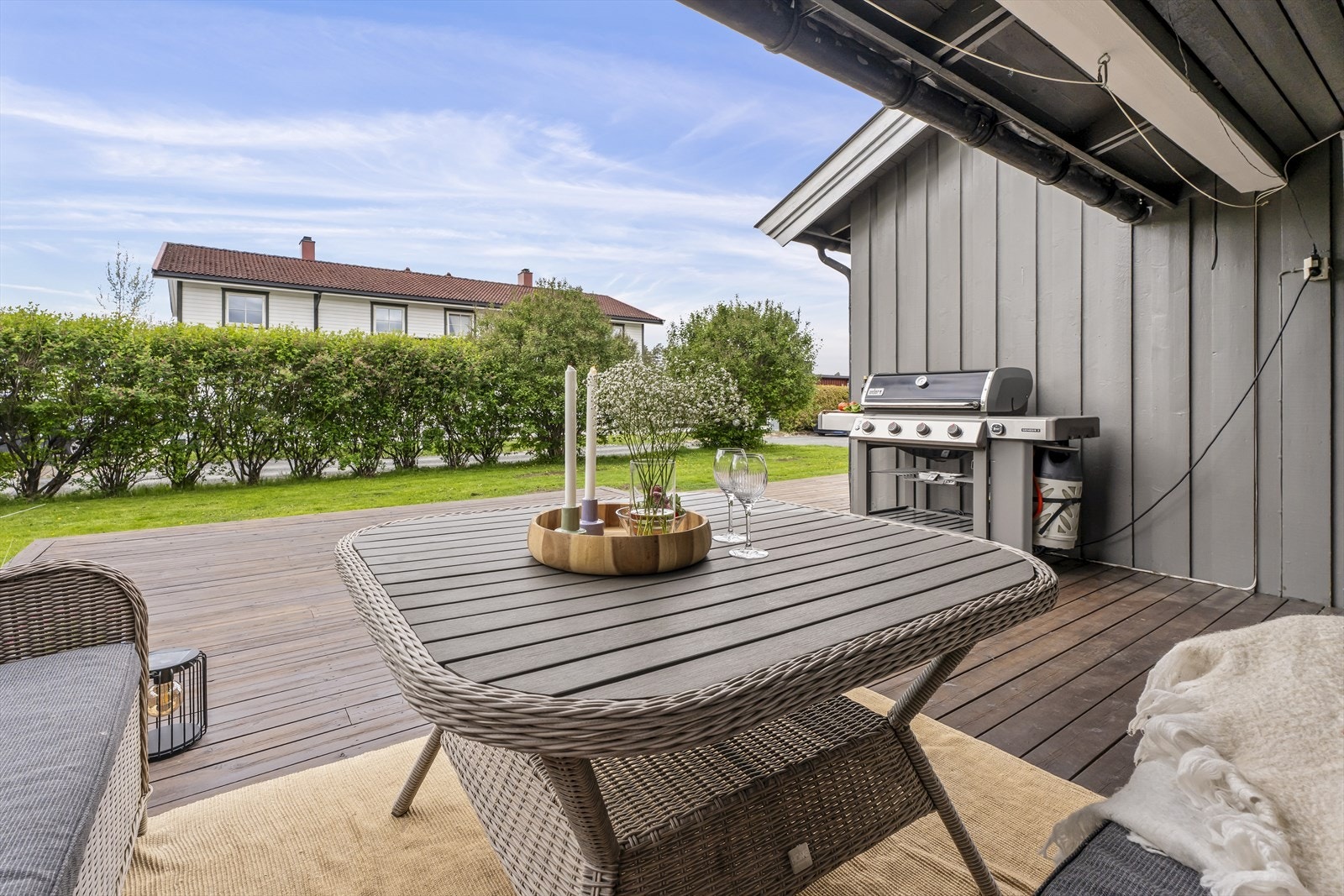 Terrasse ut mot blindvei med lite trafikk. Galleribilde