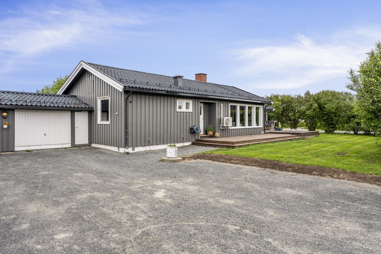 Pent opparbeidet hage med plen og fine uteplasser. Galleribilde
