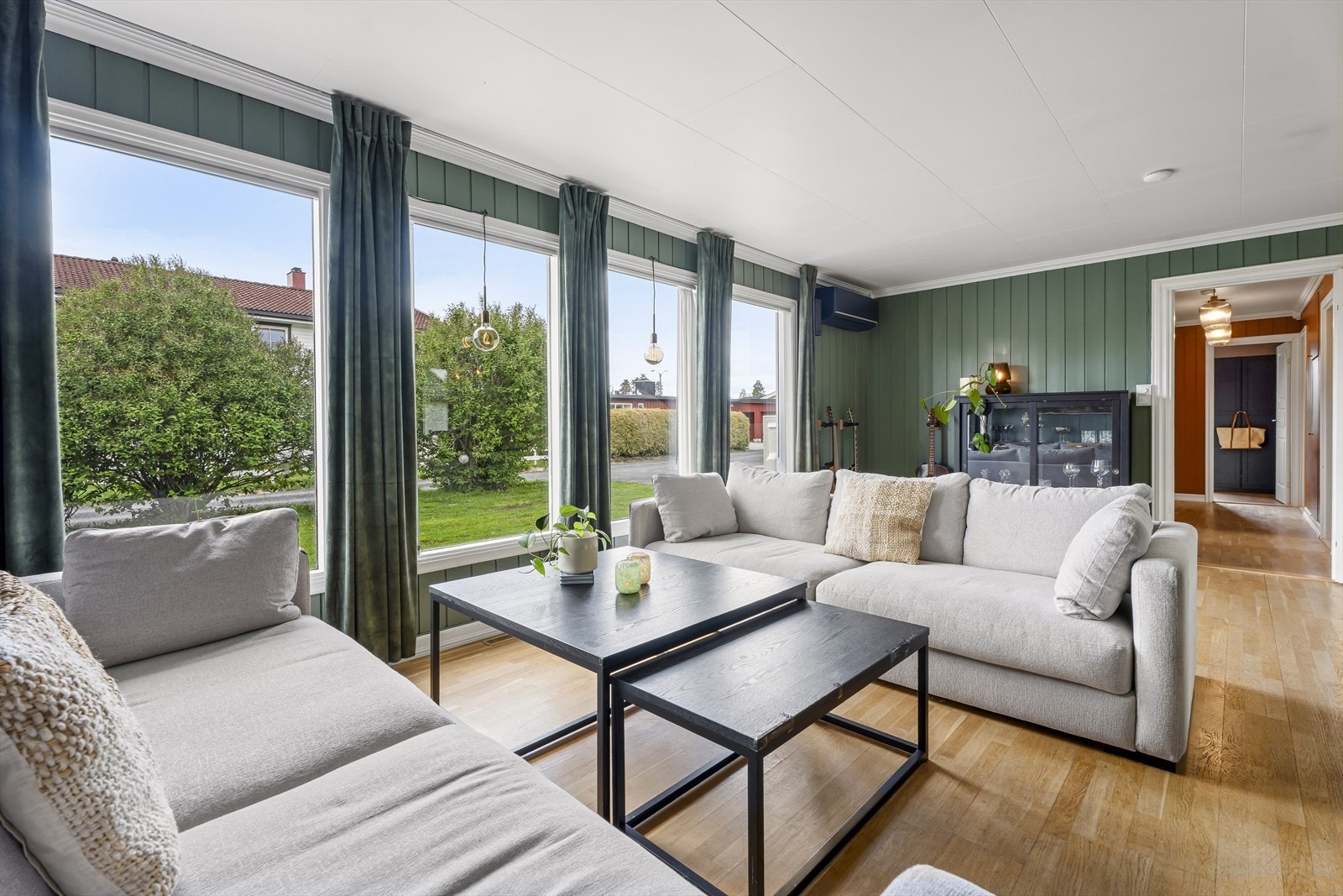Lys og fin stue med gode vindusflater. Galleribilde