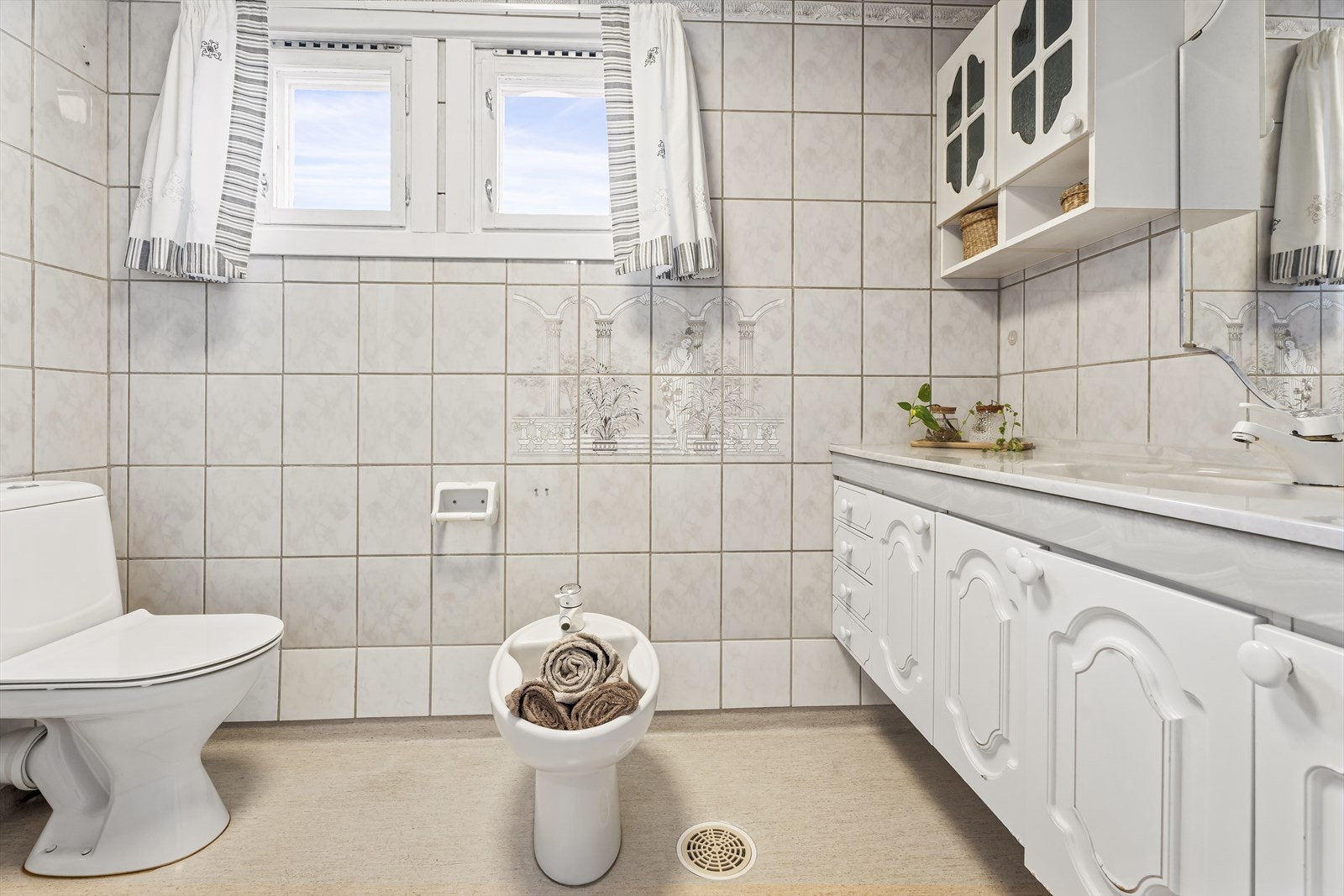 Baderom med fliser på vegg og behagelig gulvvarme. Galleribilde