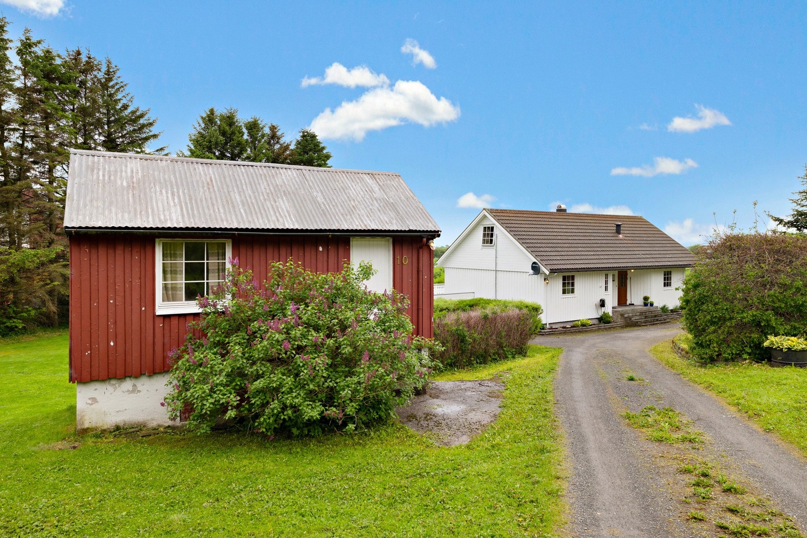 Hyggelig boligtun med våningshus , stabbur åg låve. Galleribilde