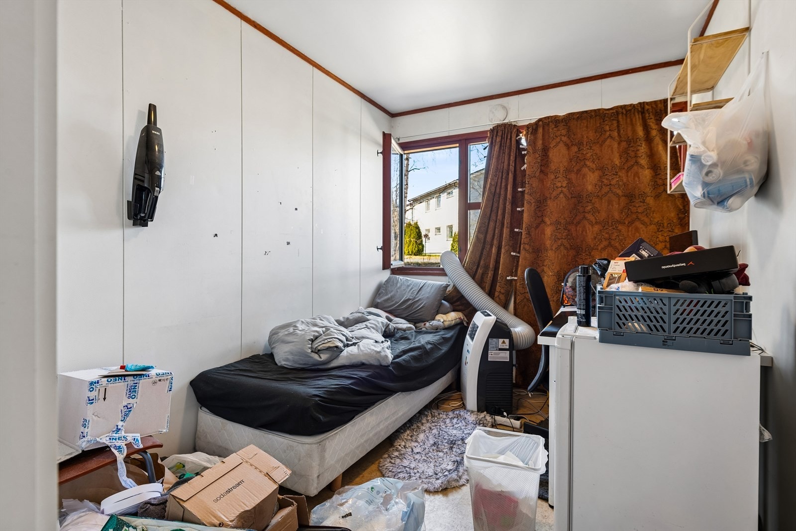 Soverommet har plass til seng og oppbevaringsmøbler. Galleribilde