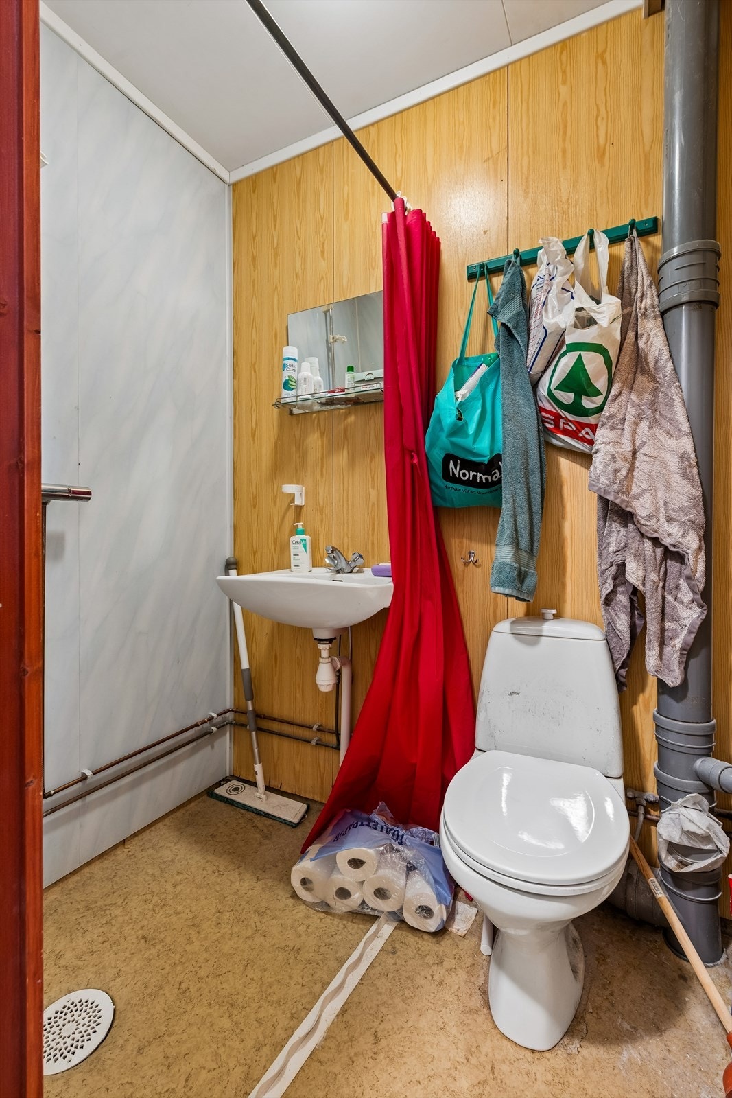Badet er utstyrt med toalett, servant og dusjløsning. Galleribilde