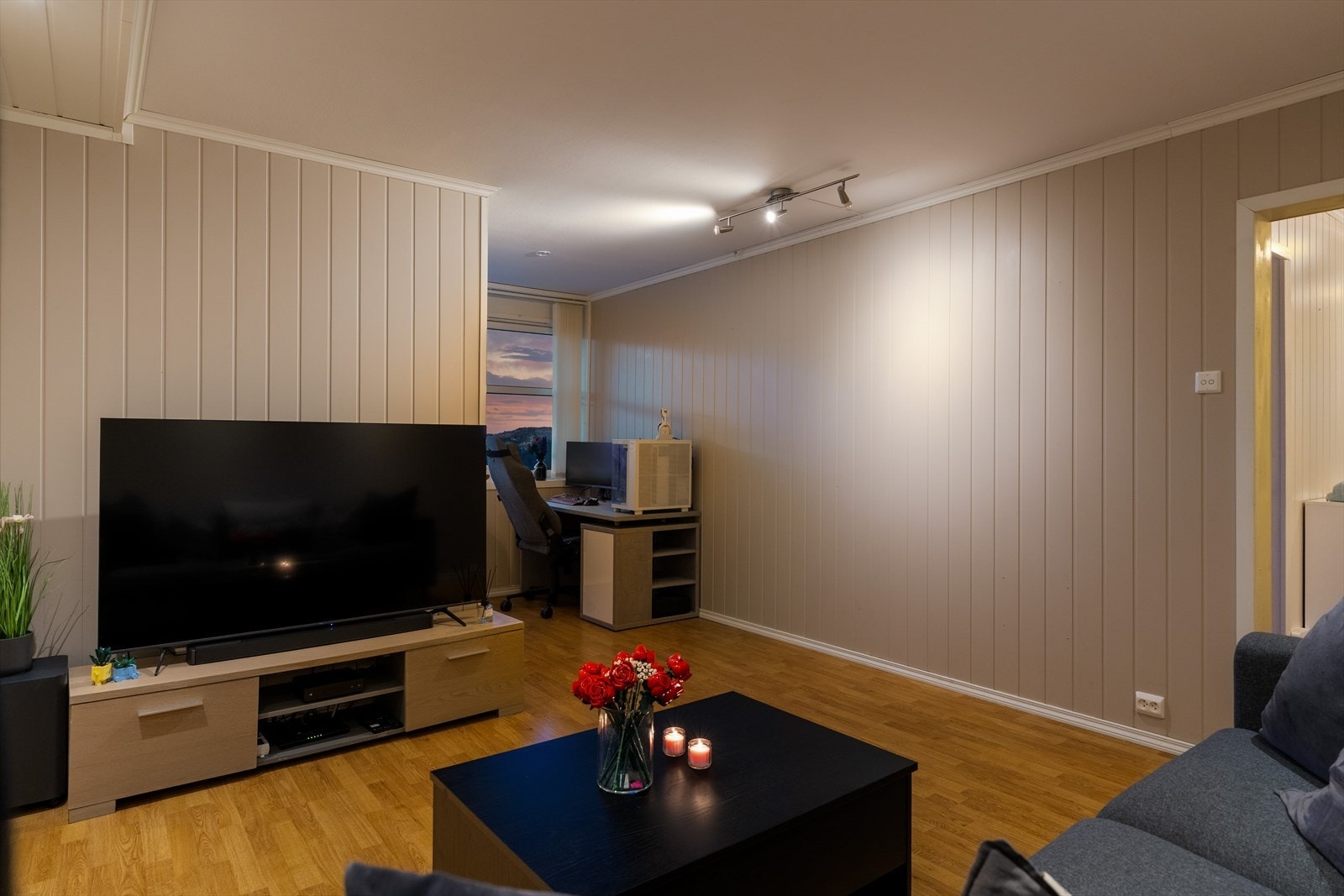 Stuen har en praktisk planløsning med plass til både sofagruppe og hjemmekontor. Galleribilde