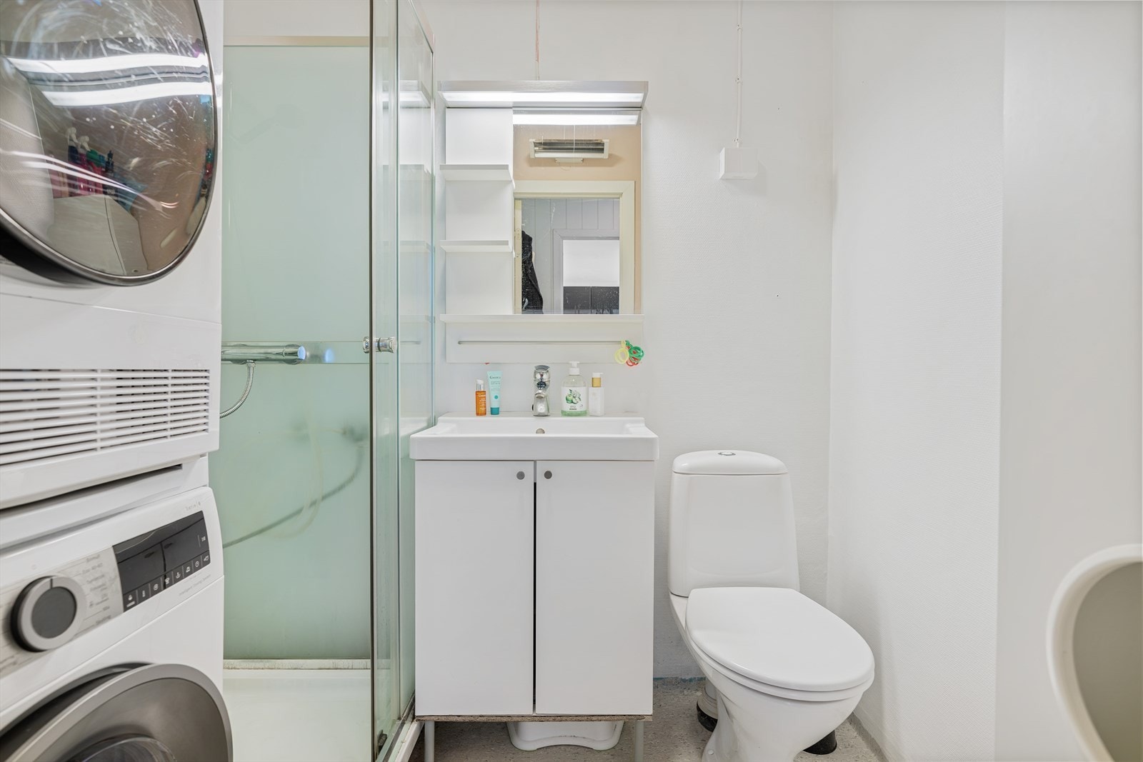 Badet er utstyrt med dusjkabinett, servant, wc, samt opplegg for vaskemaskin. Galleribilde