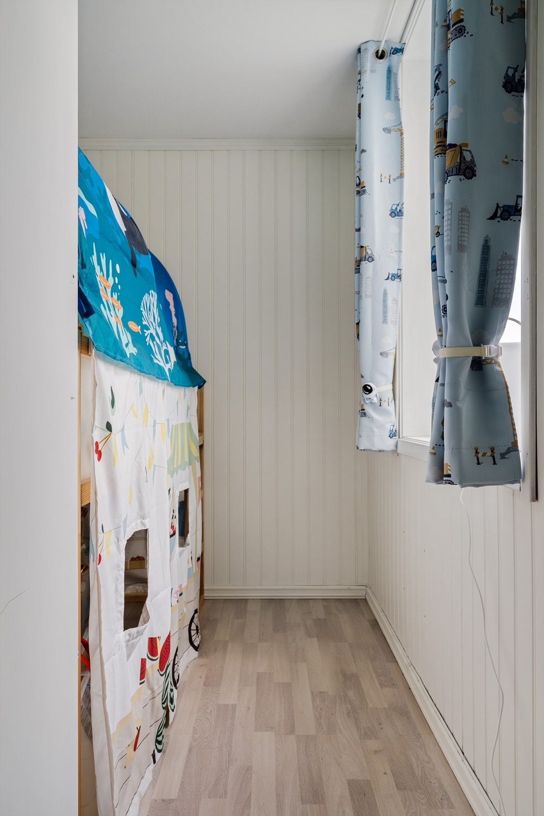 Soverommet har plass til både dobbeltseng og garderobe. Galleribilde