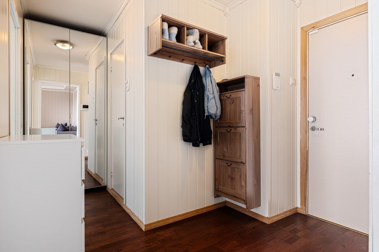 Praktisk inngangsparti med gode oppbevaringsmuligheter. Galleribilde
