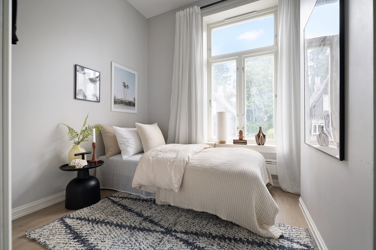 Soverom med plass til seng og nattbord, med vindu mot rolige omgivelser. Galleribilde