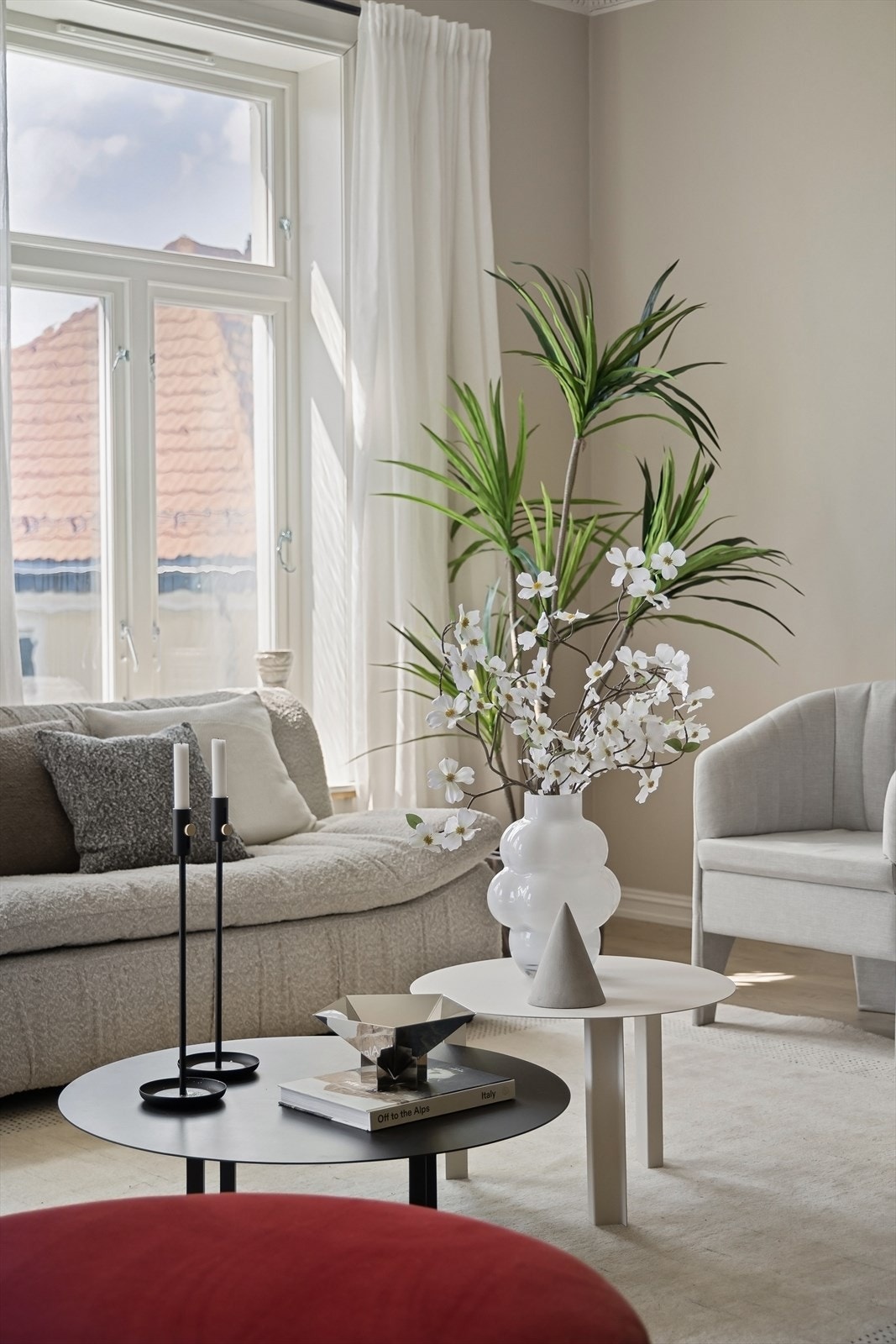 De store vindusflatene gir godt med lys og en fin kontakt med omgivelsene. Galleribilde