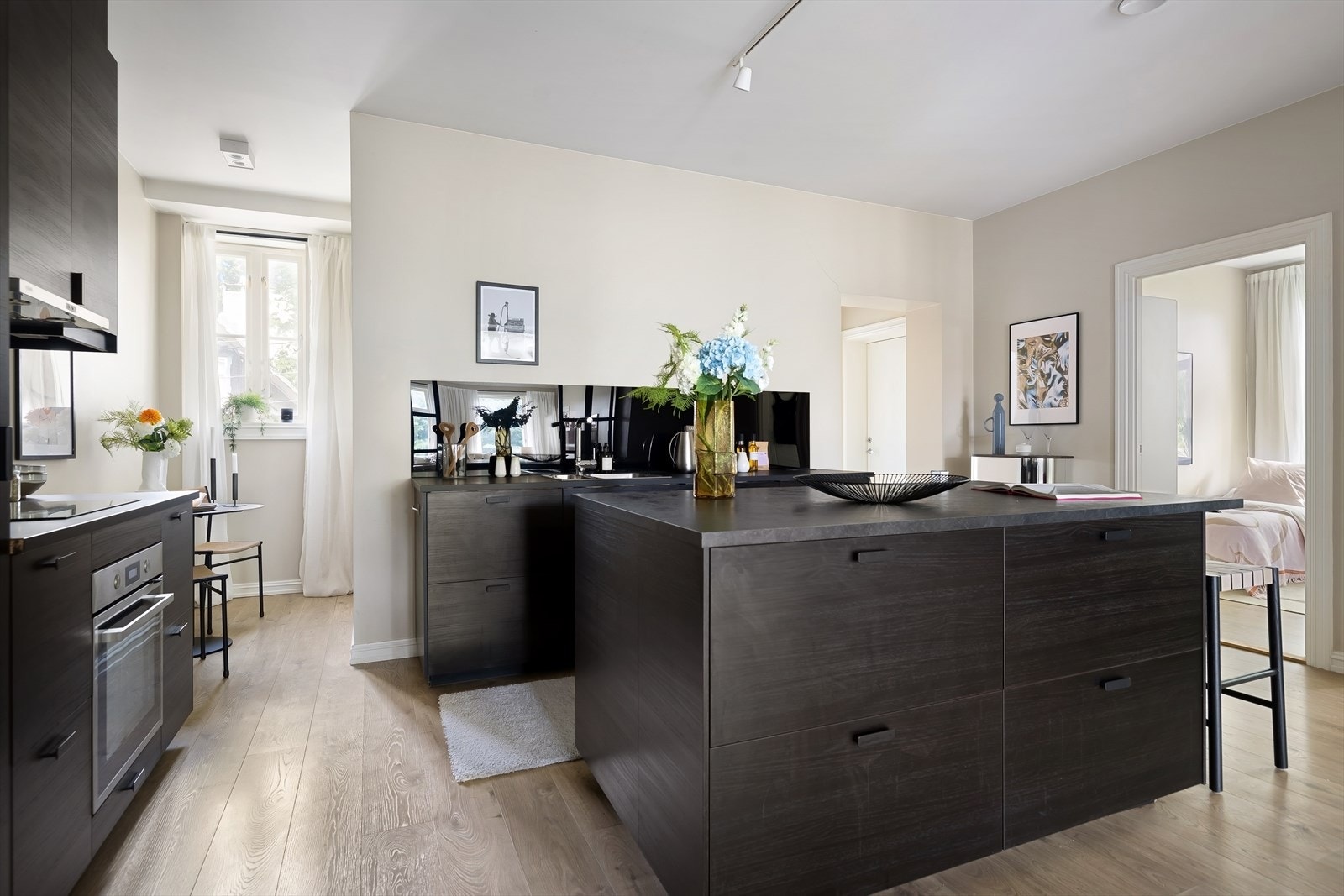 Innredningen har glatte, mørke fronter, benkeplate i laminat og integrerte hvitevarer. Galleribilde