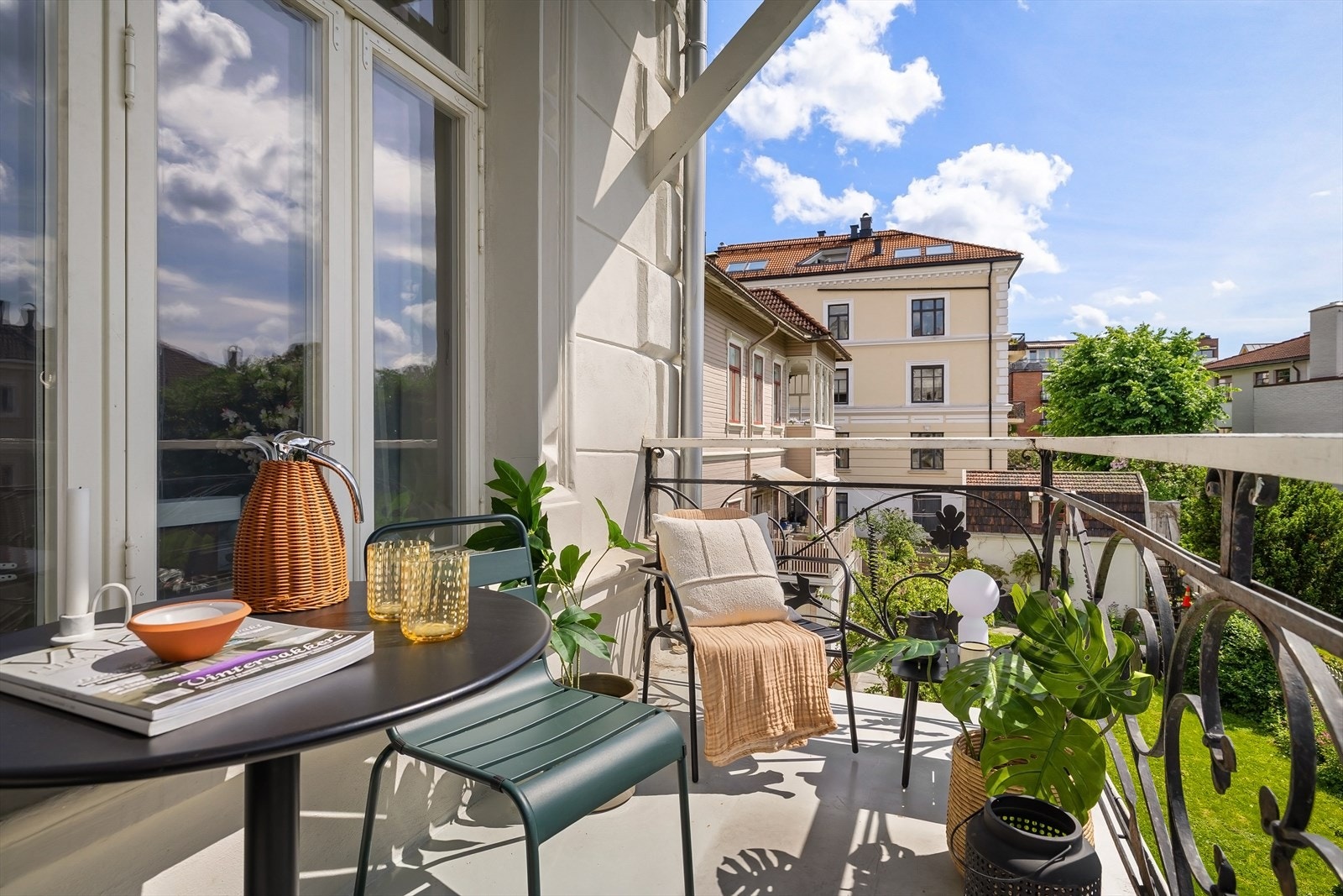 Balkongen har plass til en liten sittegruppe for å nyte rolige dager. Galleribilde