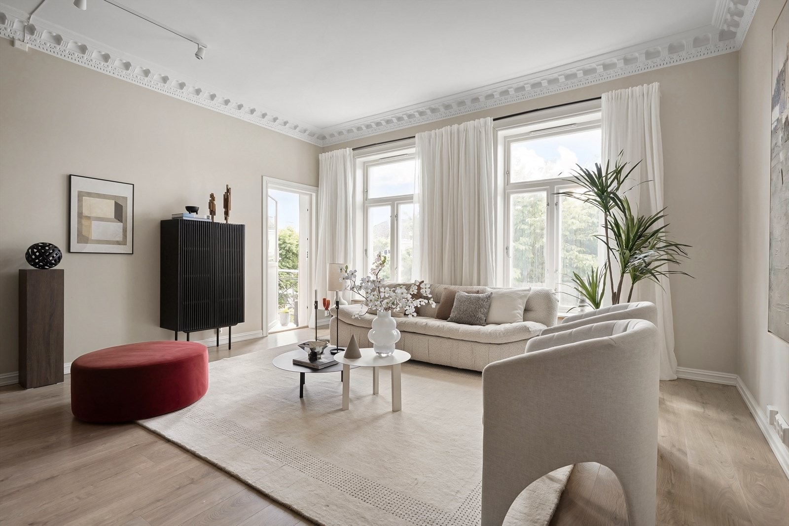 Fra stuen er det utgang til balkong, som blir en forlengelse av stuen på varme dager og gir direkte tilgang til uteplassen. Galleribilde