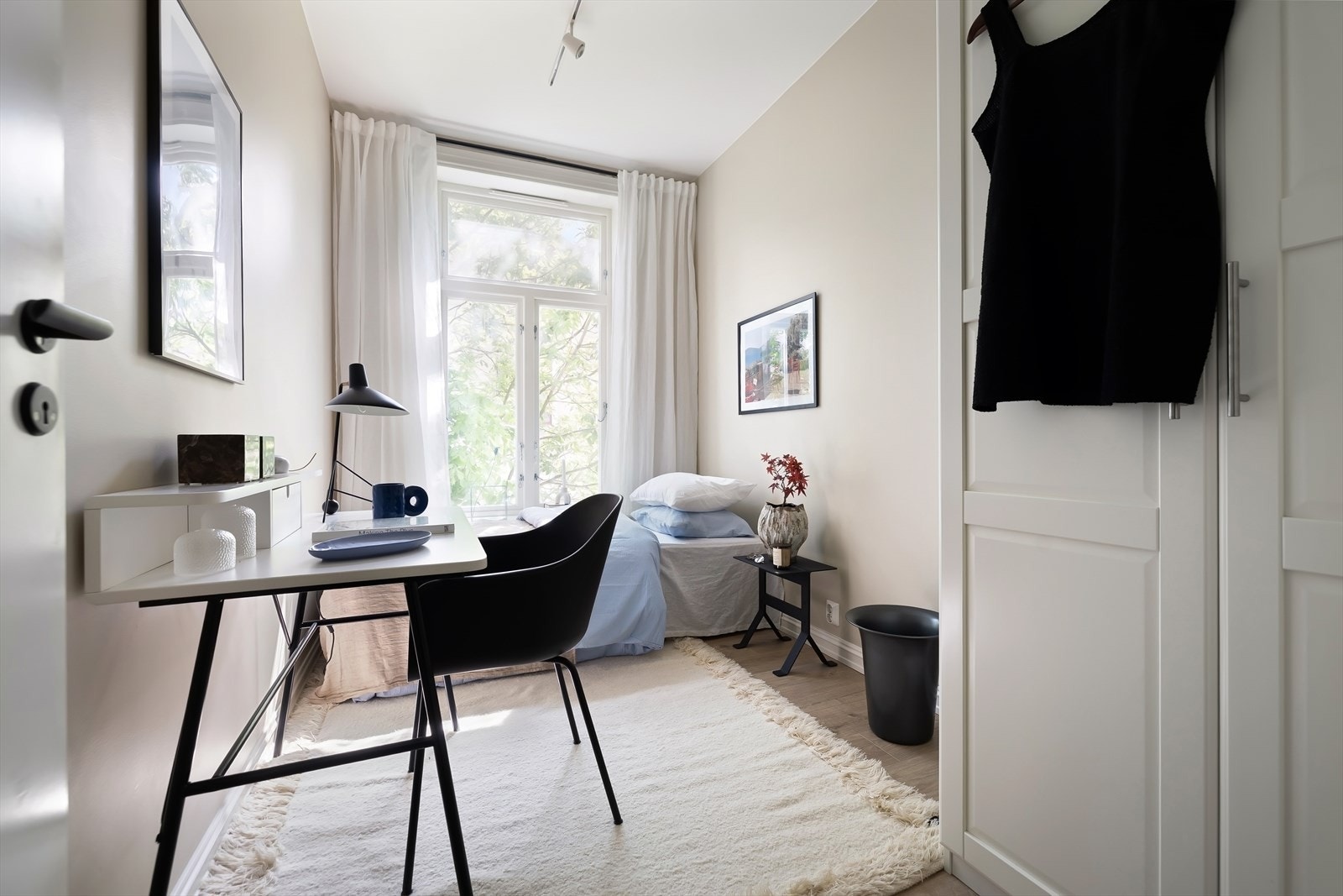 Alle soverommene har laminatgulv og store vinduer som gir godt med naturlig lys. Galleribilde