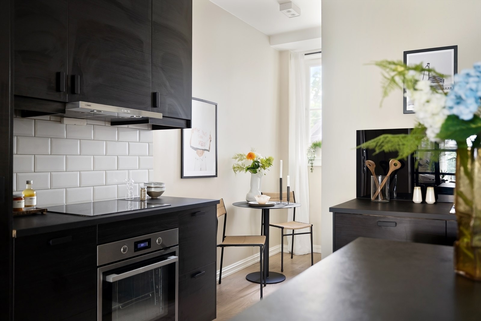 Kjøkkenventilator over platetoppen er koblet til det balanserte ventilasjonsanlegget. Galleribilde