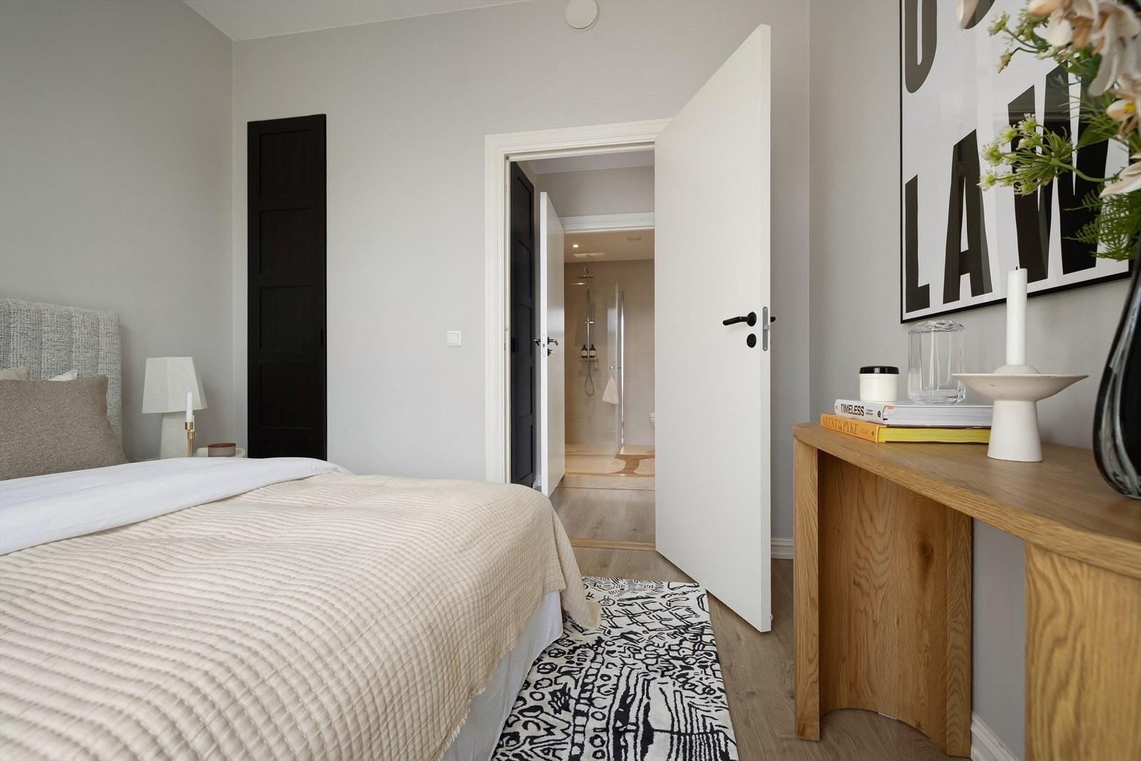 Fra hovedsoverommet er det adkomst til hovedbadet. Galleribilde