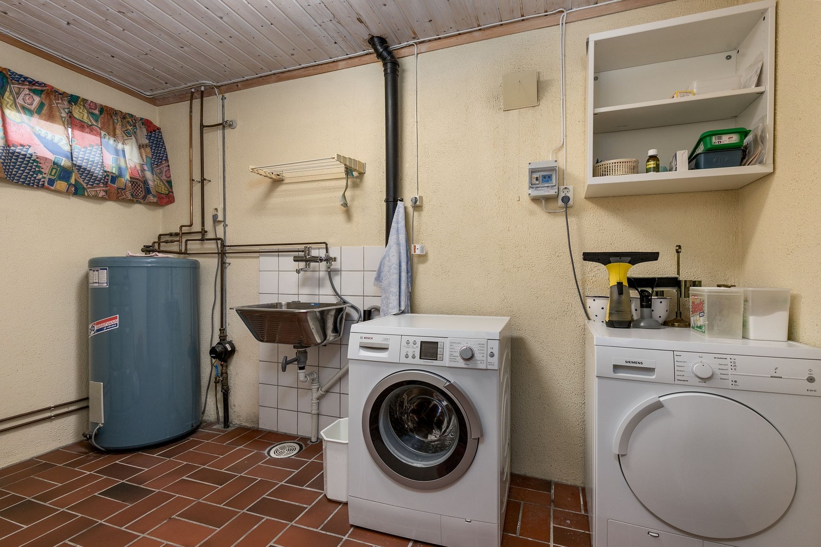 Praktisk vaskerom med opplegg for vaskemaskin og tørketrommel. Vaskerommet er gitt TG3. Galleribilde