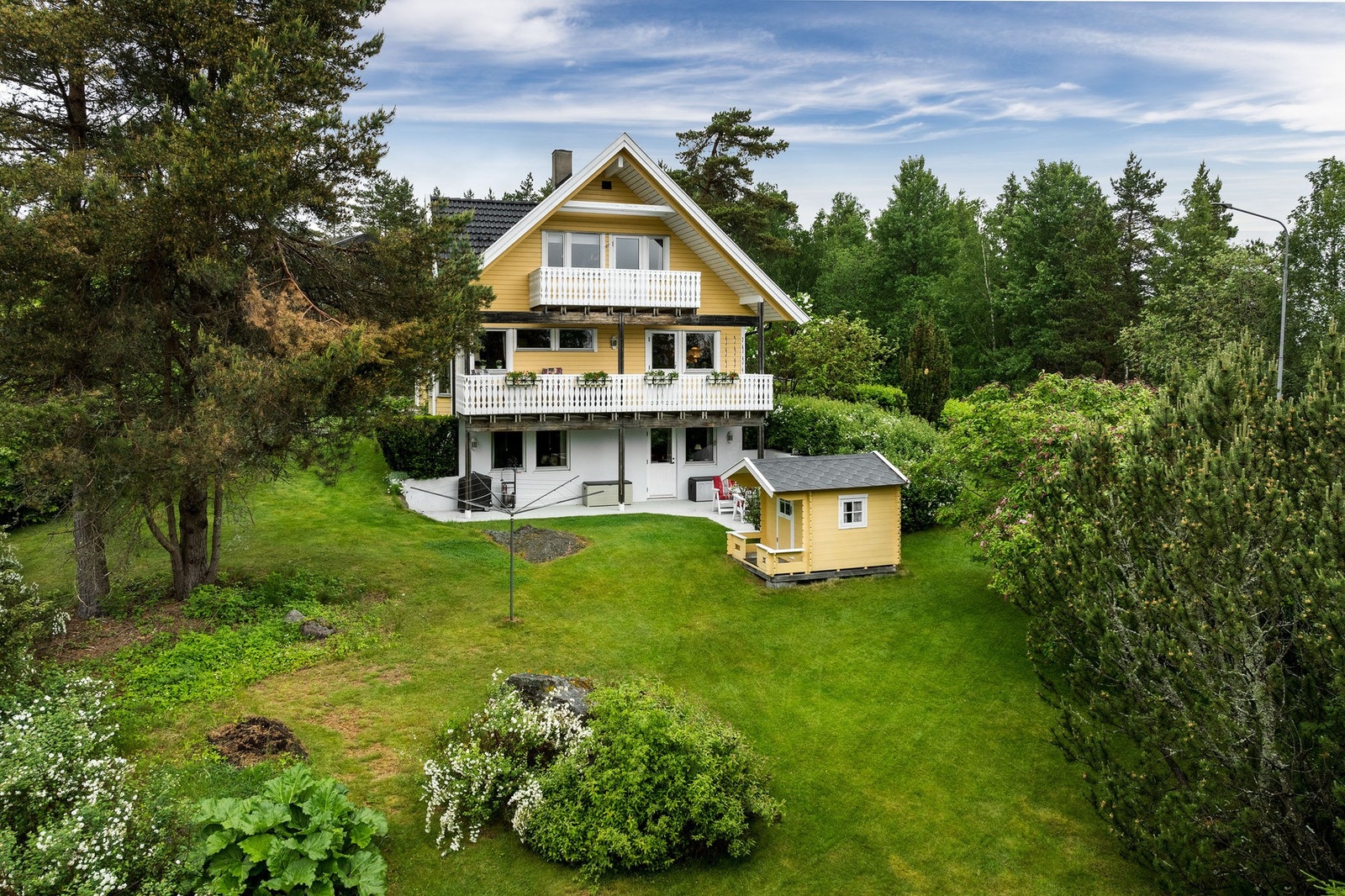 Solrik og pent opparbeidet tomt, med flere gode soner utendørs. Galleribilde
