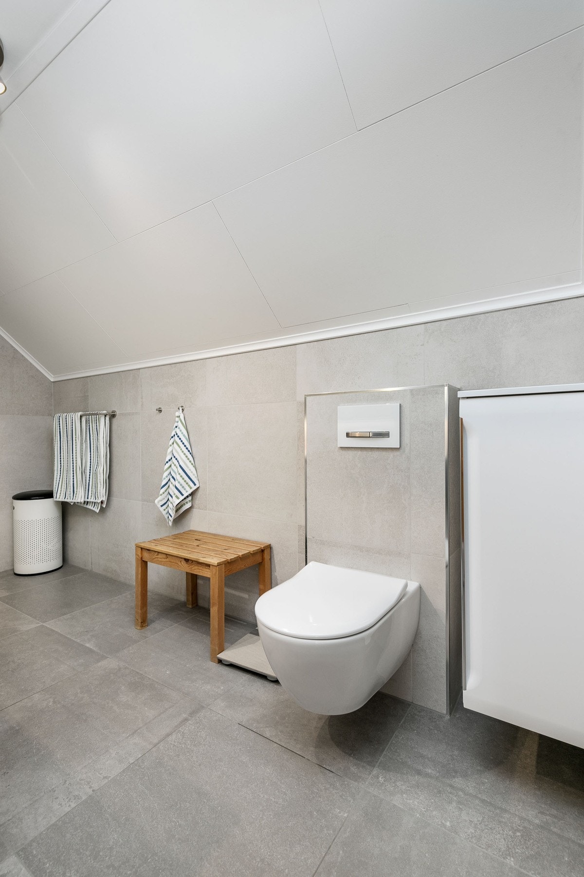 Badet har tidsriktige og moderne fliser, med varmekabler i gulv Galleribilde
