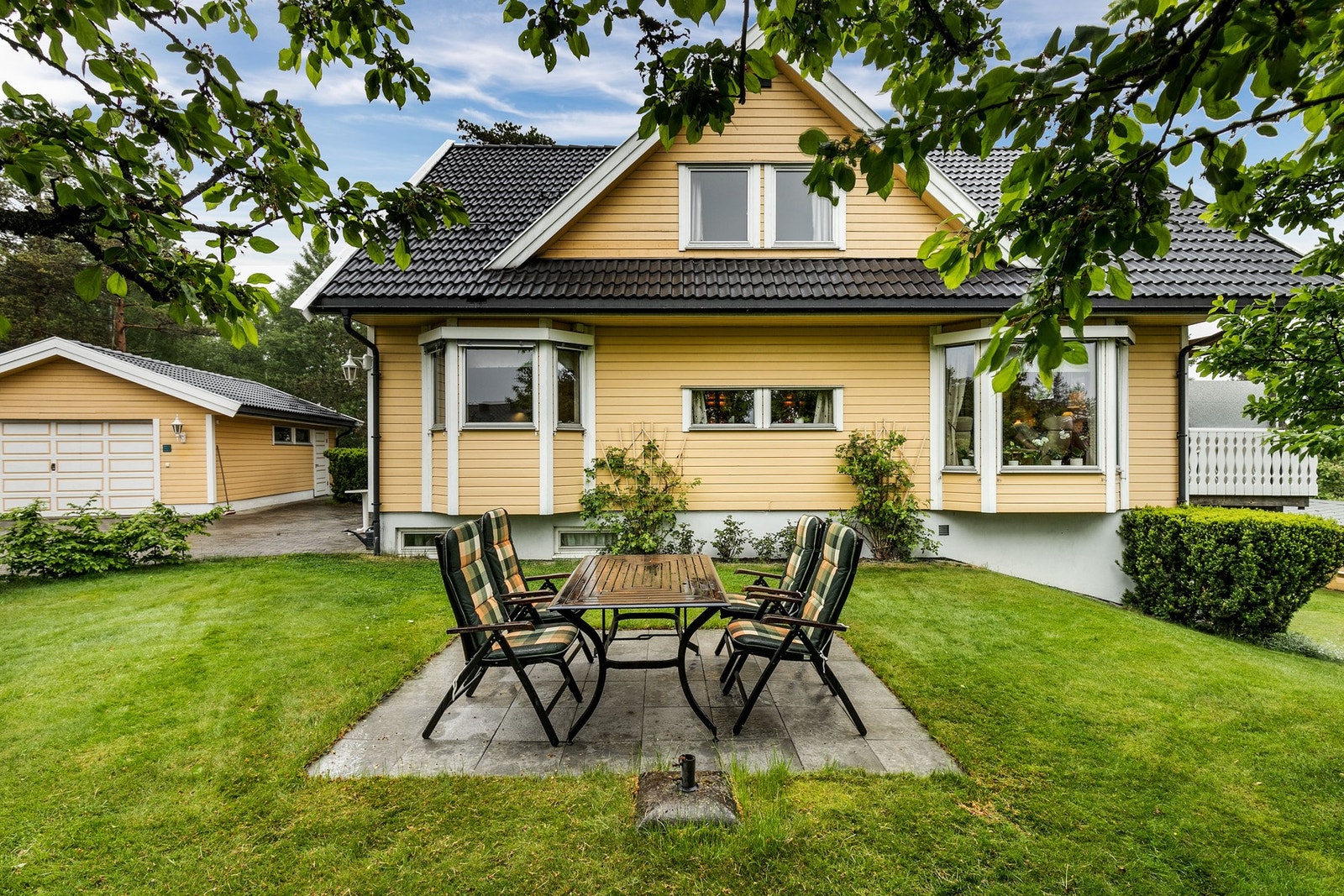 Pent opparbeidet og solrik tomt på hele 1 047 kvm Galleribilde