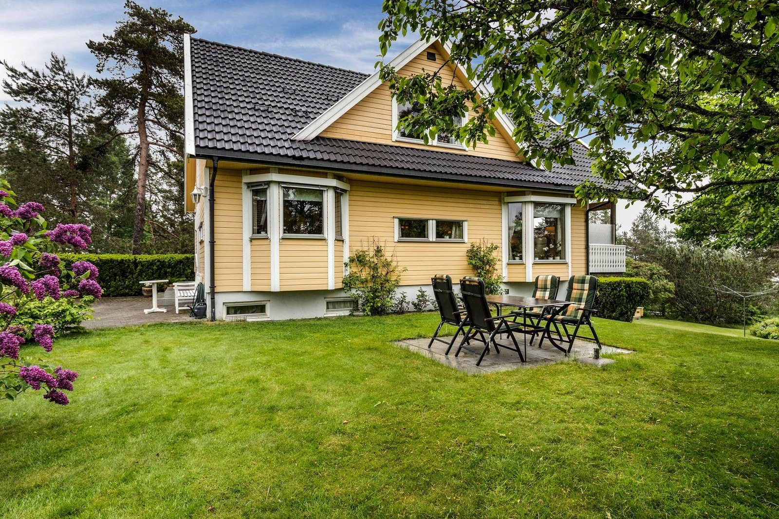 Den flotte hagen har flere gode soner utendørs - perfekt for lange dager ute med familie og venner Galleribilde