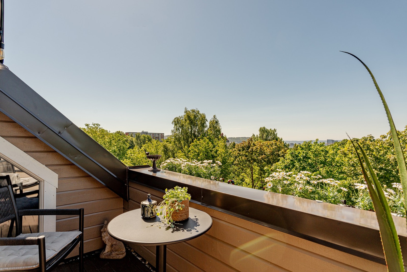 Terrassen har adkomst fra stuen og kjøkkenet, og har sol fra cirka kl.10 til den går ned, om sommeren. Galleribilde