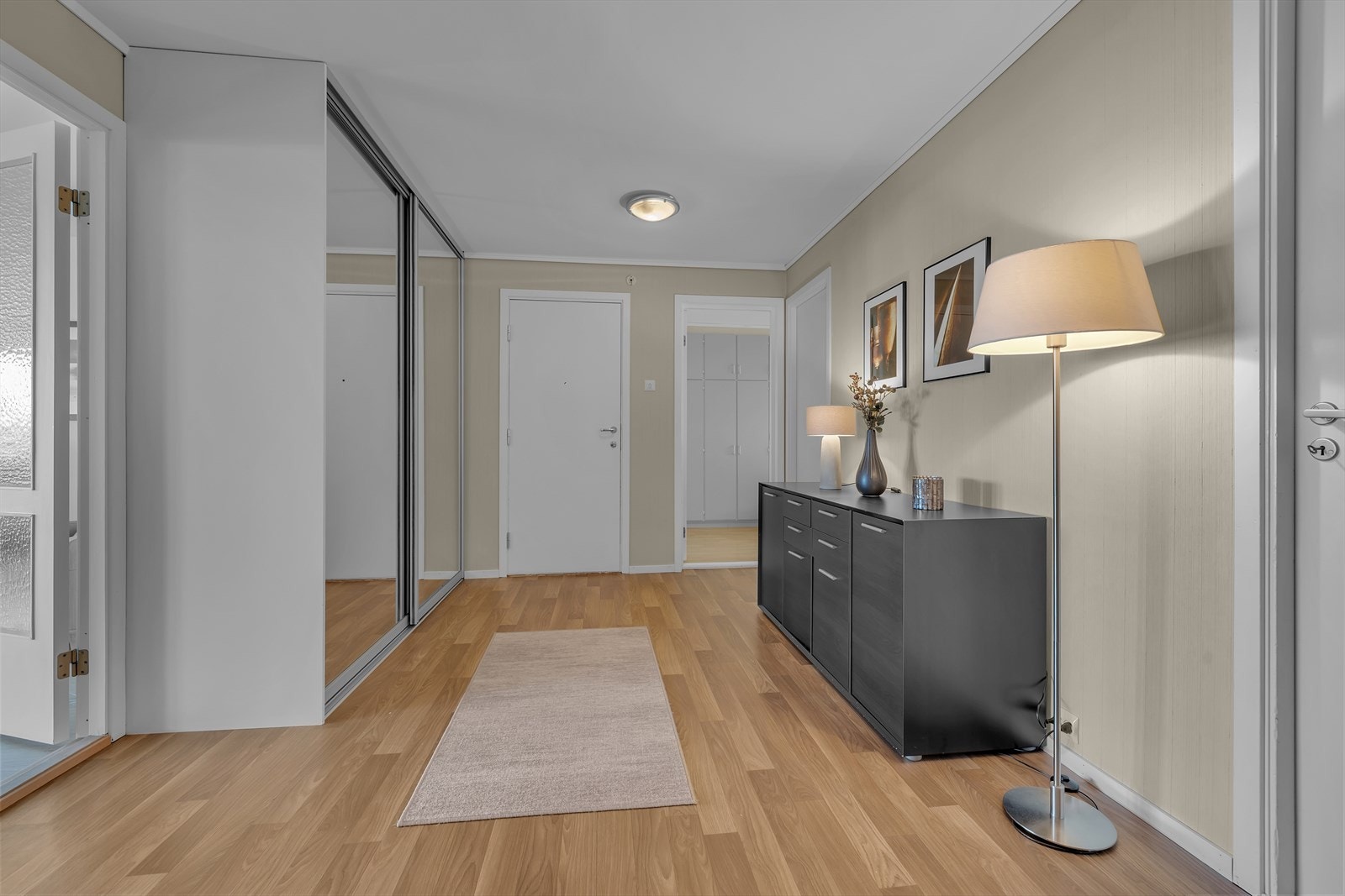 Velkommen inn i en gjestfri entrè med romslig garderobeskap og rikelig plass til å henge fra seg yttertøy og sko. Galleribilde