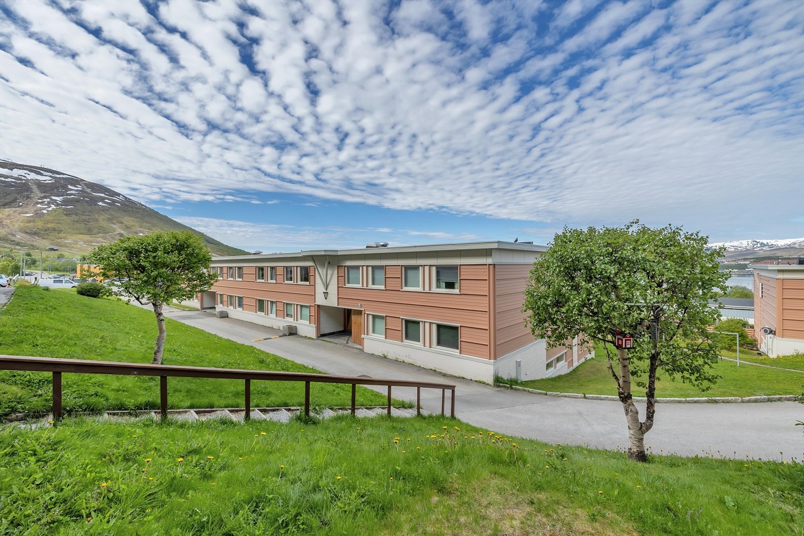 Leilighet beliggende i øvre del av Kroken, ca. 8 km fra Tromsø sentrum. Nærhet til skole, barnehage
og alpinanlegg. Gode bussforbindelser til de fleste tilbud og fasiliteter. Galleribilde