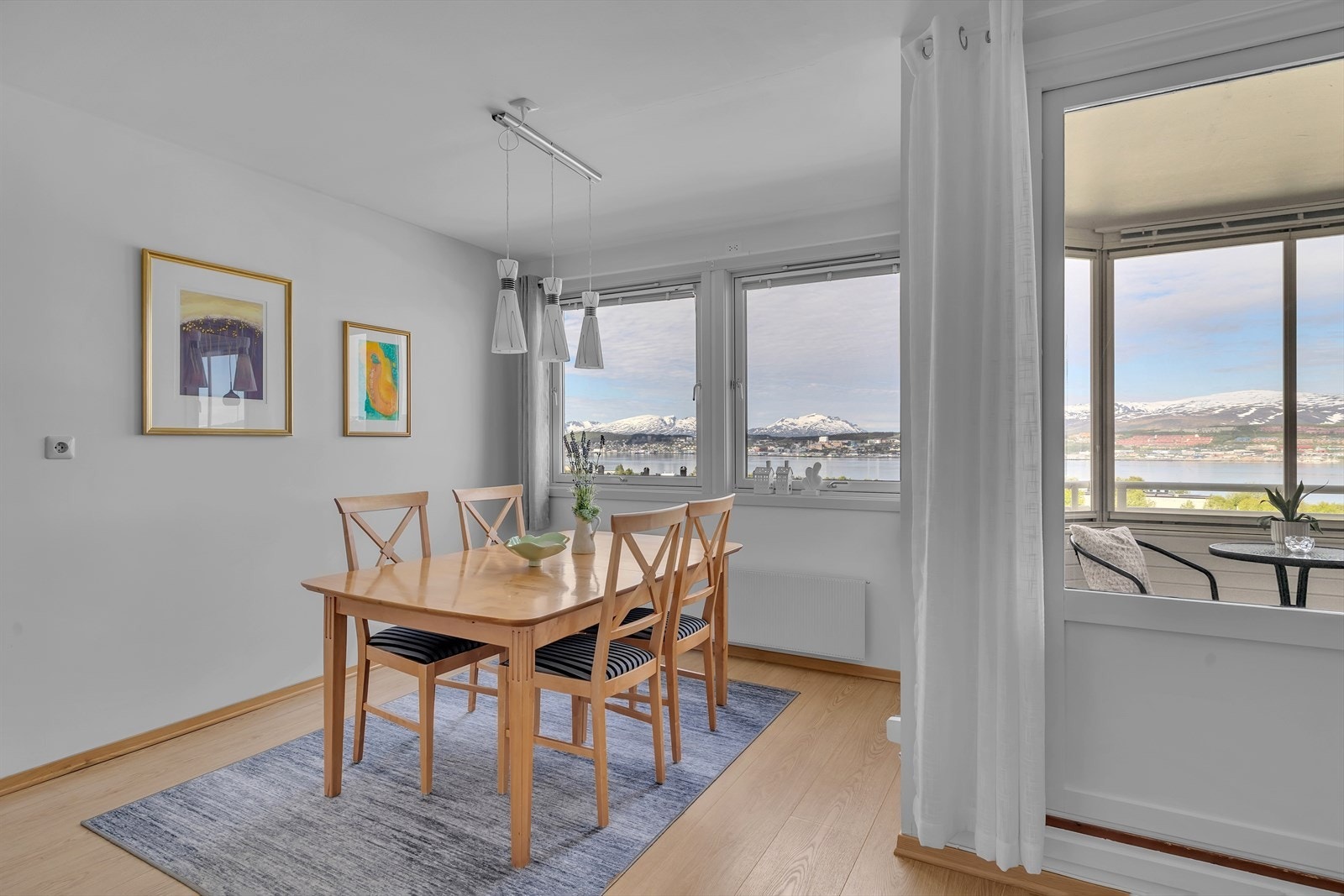 Spiseplassen har naturlige plass ved kjøkken. Galleribilde