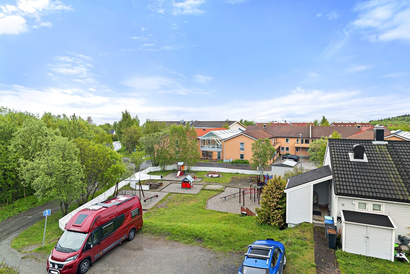 Gode lys og solforhold på balkong, samt utsikt over deler av Mørkved. Galleribilde