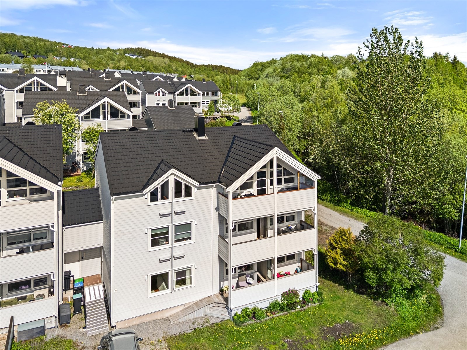 Velkommen til Hokkåsterrassen 40 og en flott leilighet med plassering øverst. Galleribilde