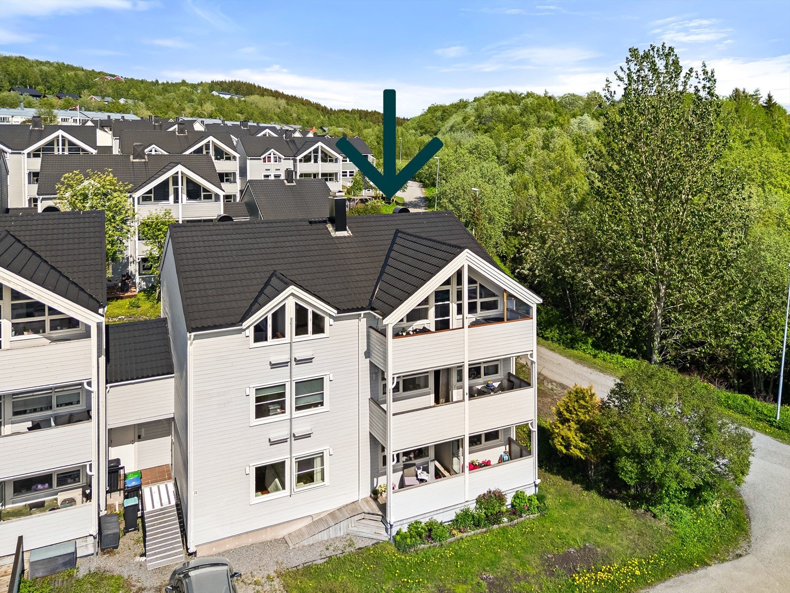 Velkommen til Hokkåsterrassen 40 og en flott leilighet med plassering øverst og i ende. Galleribilde