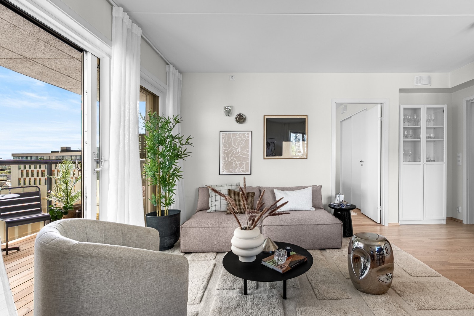 Store vindusflater sørger for rikelig med naturlig lys Galleribilde