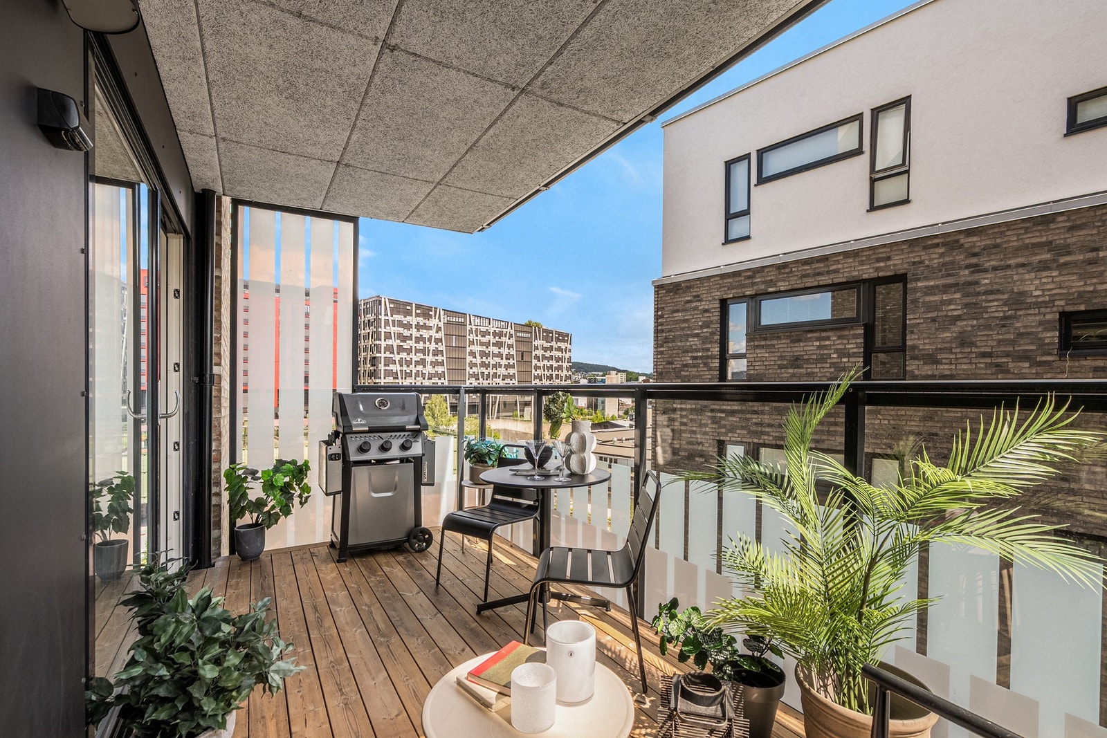 Fra stuen er det direkte adkomst til en romslig balkong på ca. 9 kvm, med sol fra ca. 09 til 14 på sommerstid Galleribilde