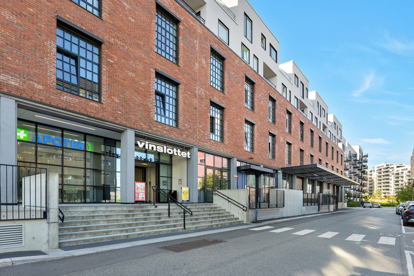 Vinmonopolets tidligere hovedanlegg er bygget om til "Vinslottet", med butikker og spisesteder. Det gamle flotte fabrikkbygget har nå dagligvarebutikk, kaféer, servicetilbud og spennende butikker i hele første etasje Galleribilde
