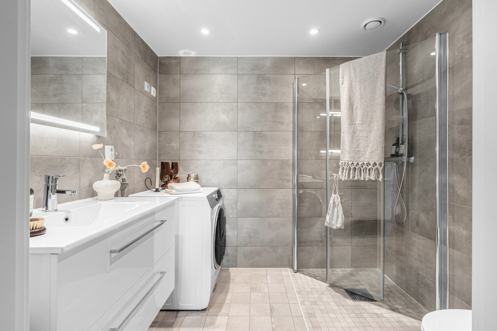 Badet er flislagt med gulvvarme og har opplegg for vaskemaskin og tørketrommel. Galleribilde