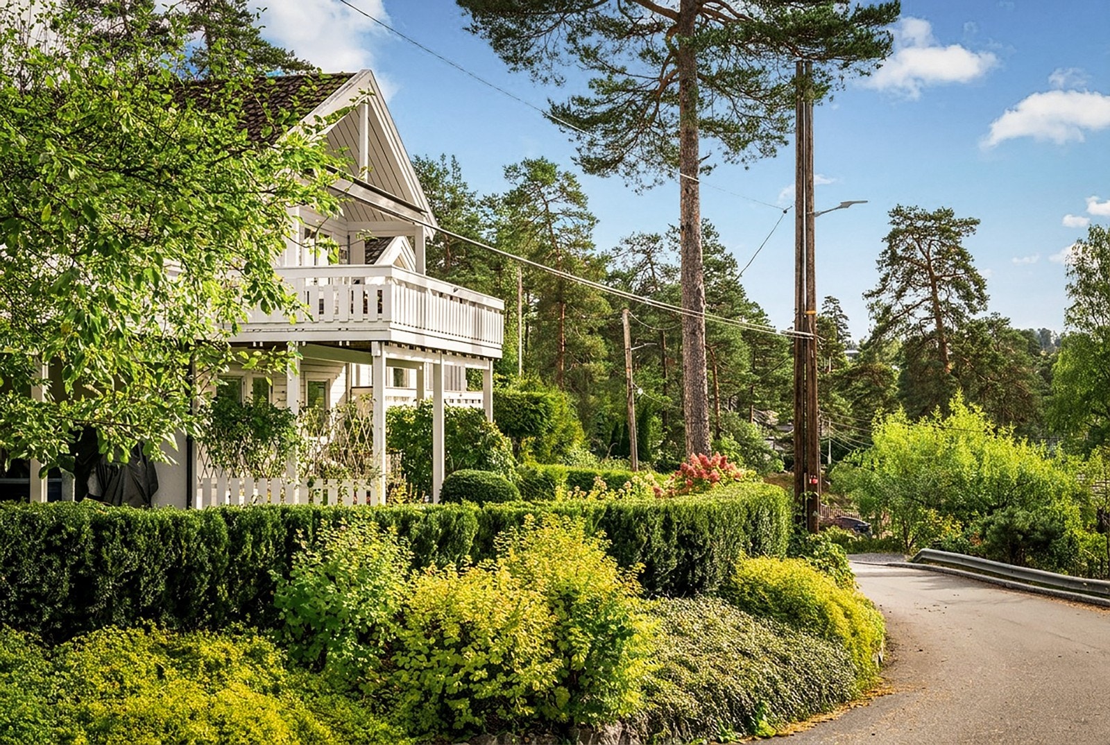 Boligen har en svært attraktiv beliggenhet i veletablert og idyllisk villaområde på Ljan Galleribilde