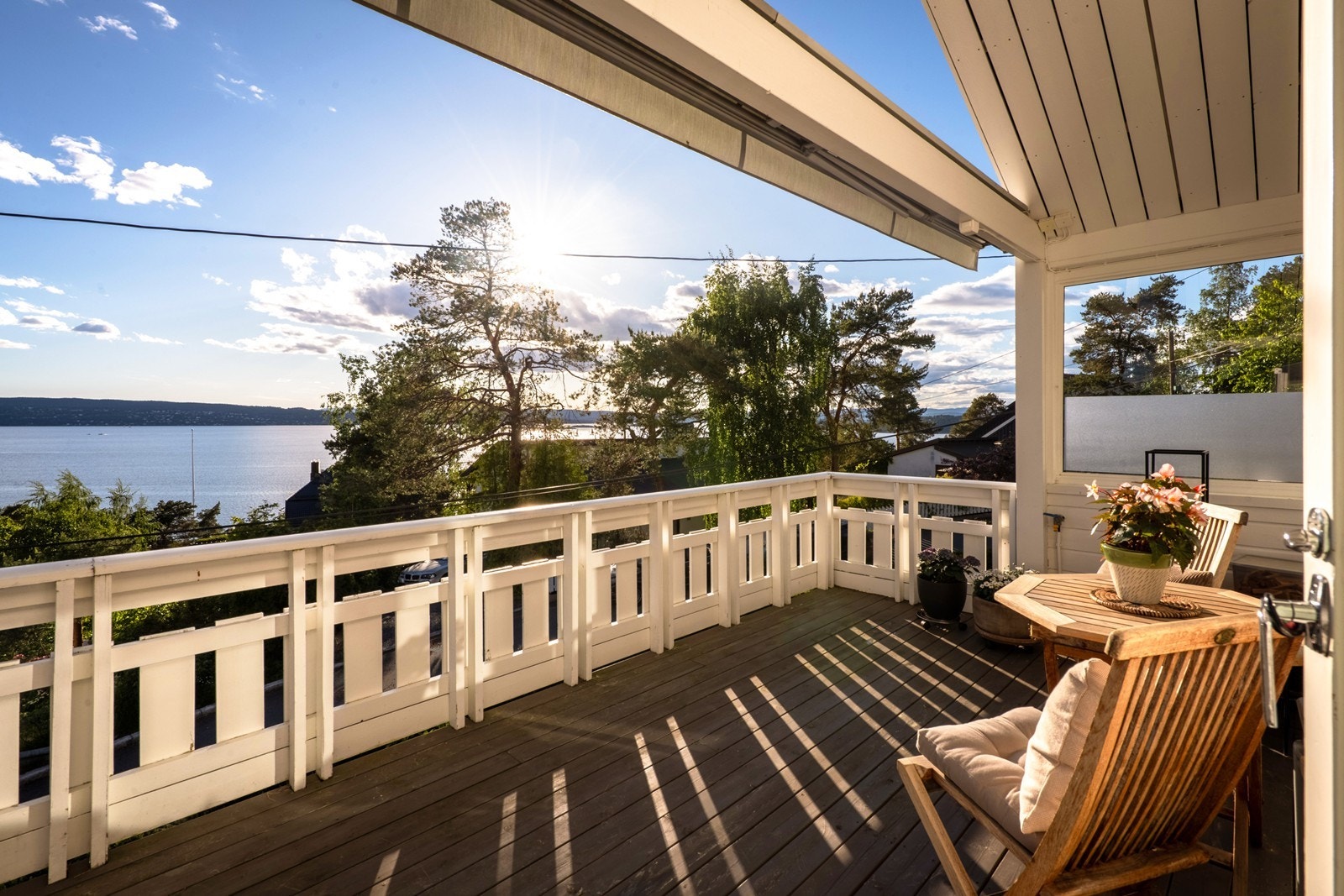 Det er nydelige solforhold med utsikt over fjorden Galleribilde