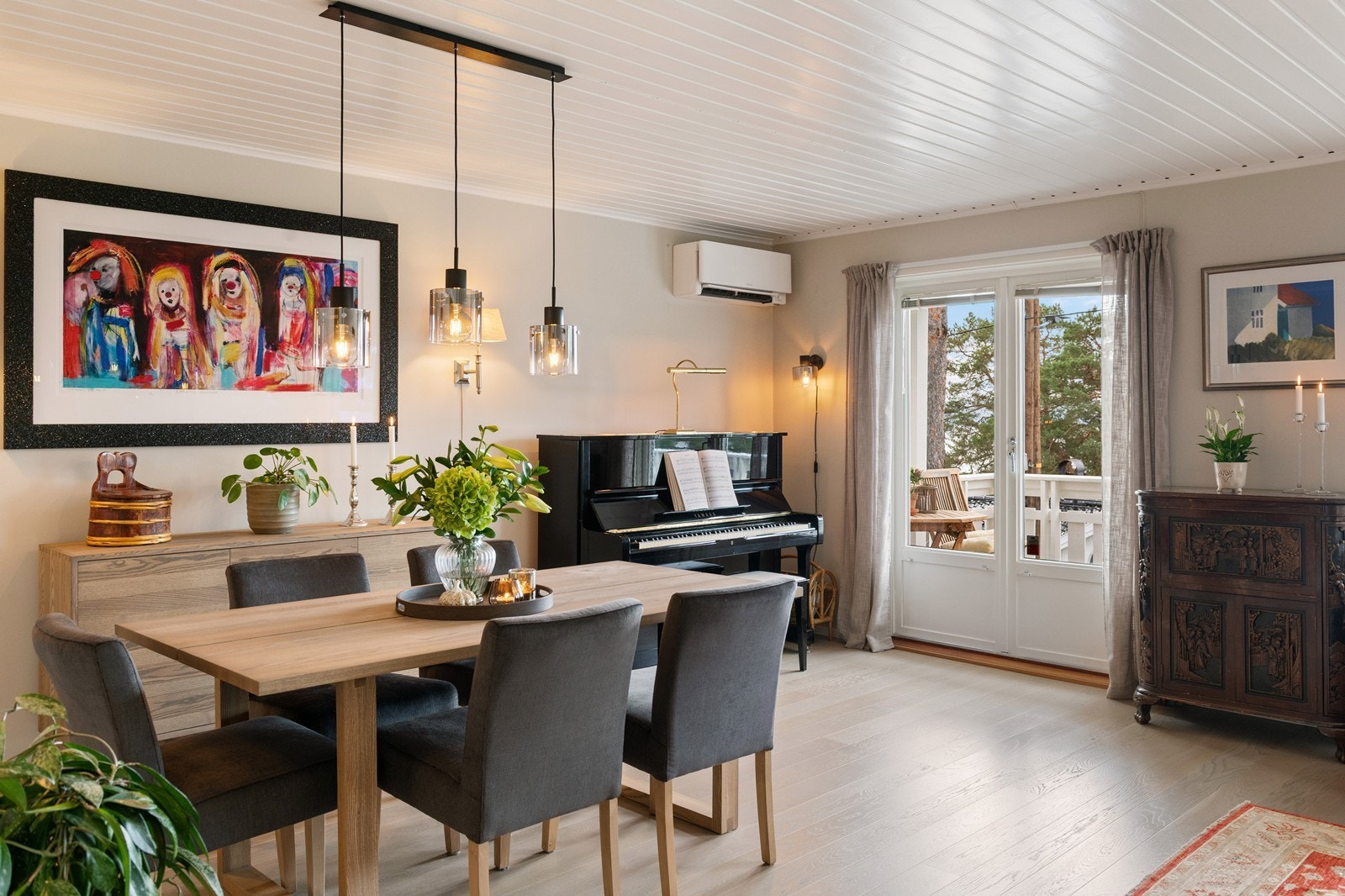 Utgang til solrik uteplass fra stuen Galleribilde