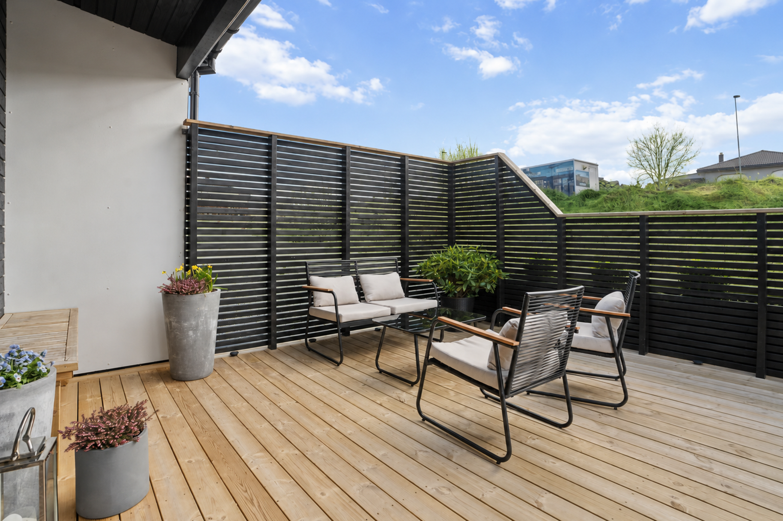 Boligen har flotte og romslige uteplasser både ved inngangsparti, balkong og uteplass nede med terrassedekke og grøntareal. Galleribilde