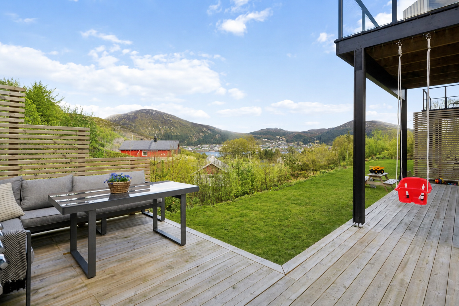 Solrik uteplass med flott utsikt over fjord og fjell - perfekt for både avslapning og familieliv. Galleribilde
