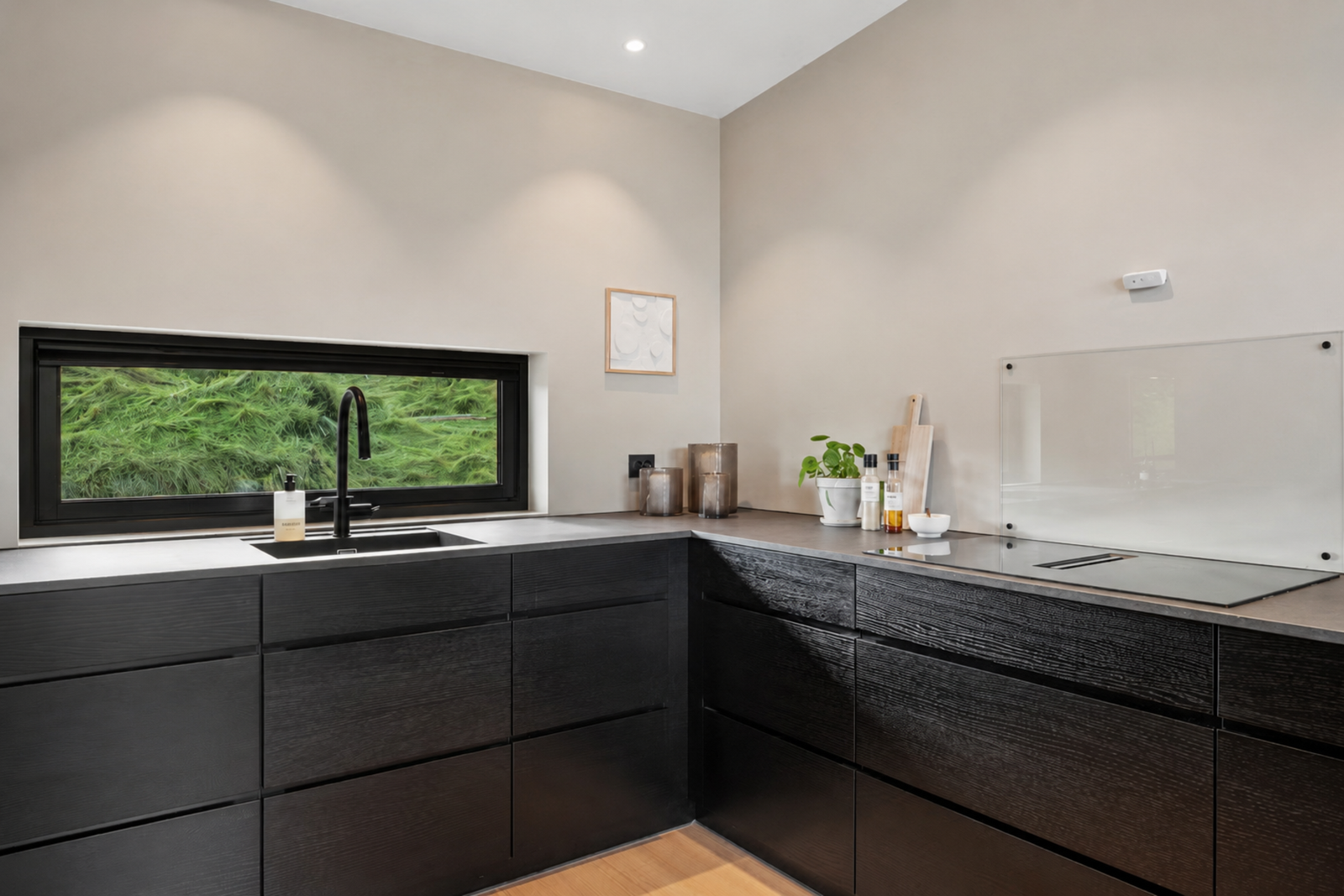 Kjøkkenet er vesentlig påkostet og har en høyere standard enn hva som var standardleveranse. Galleribilde