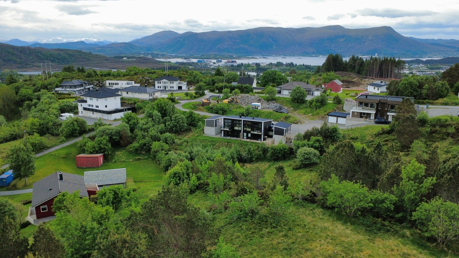 Oversiktsbilde fra drone, tatt av selger. Boligen ligger i et nyere byggefelt, med flere småbarnsfamilier. Galleribilde