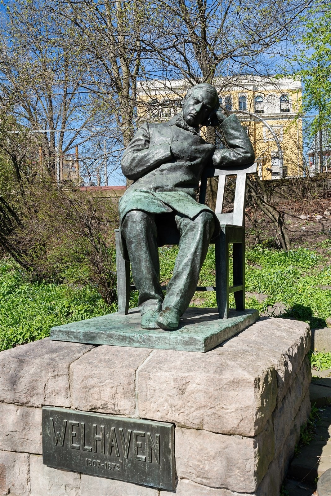 i enden av gaten Gunnar Utsonds, Welhaven statue med sittebenker og Mocca kaffebar rett over gaten - kanskje byens beste kaffe? Galleribilde