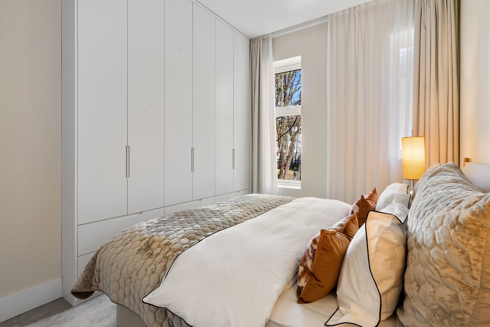 Hovedsoverom med rikelig med skap Galleribilde