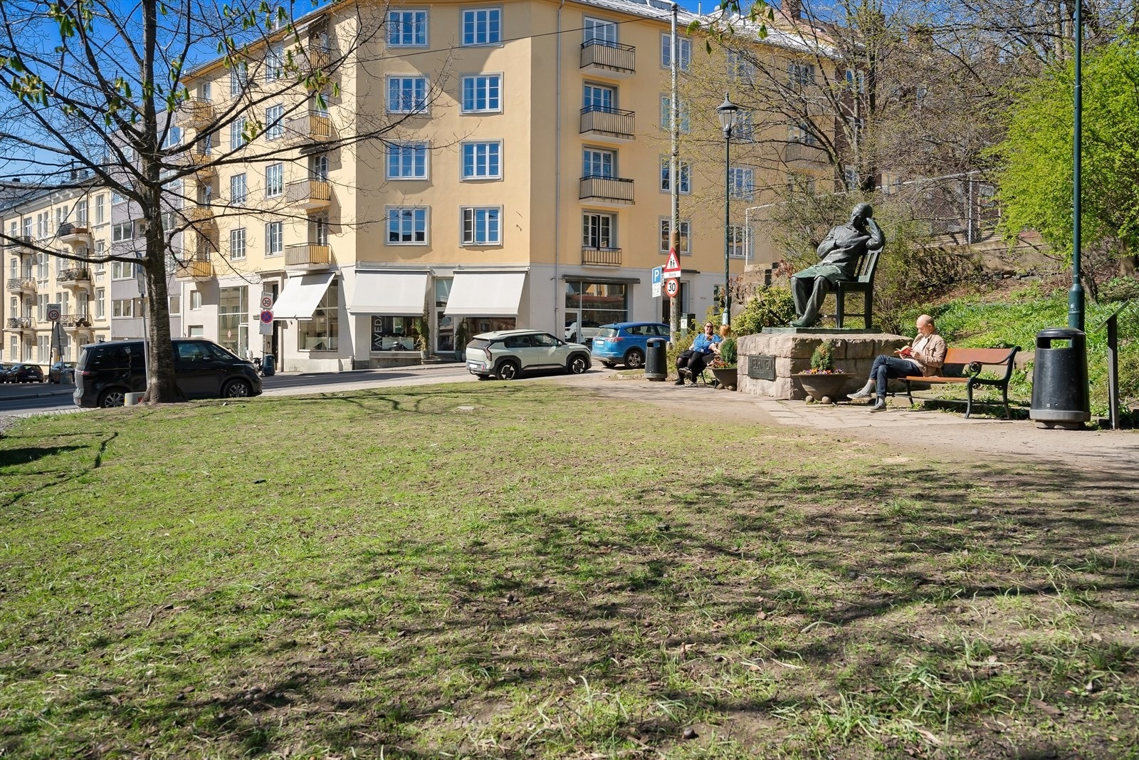 Grønn minipark med Welhaven skulpturen Galleribilde